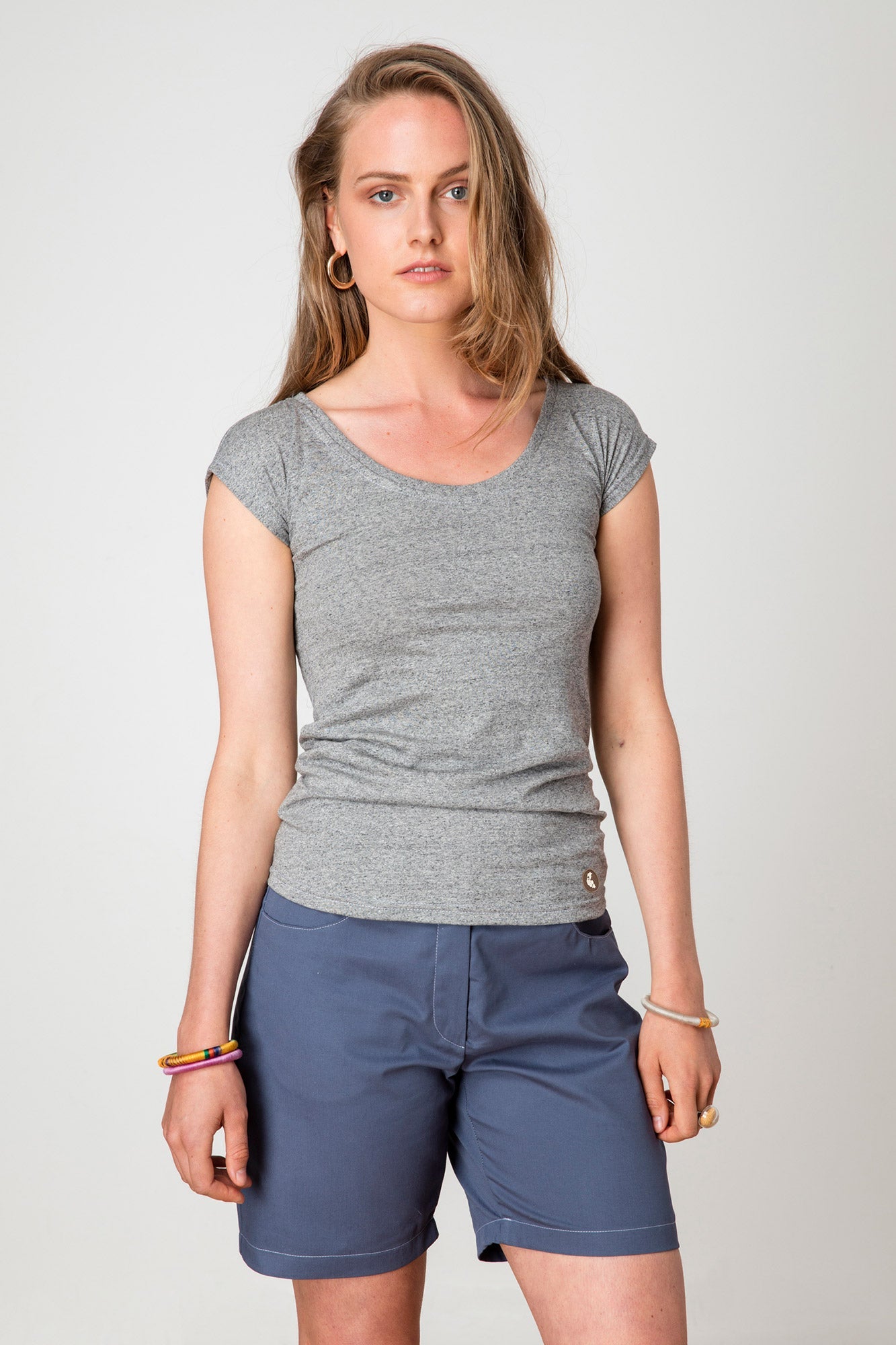 T-shirt échancré gris