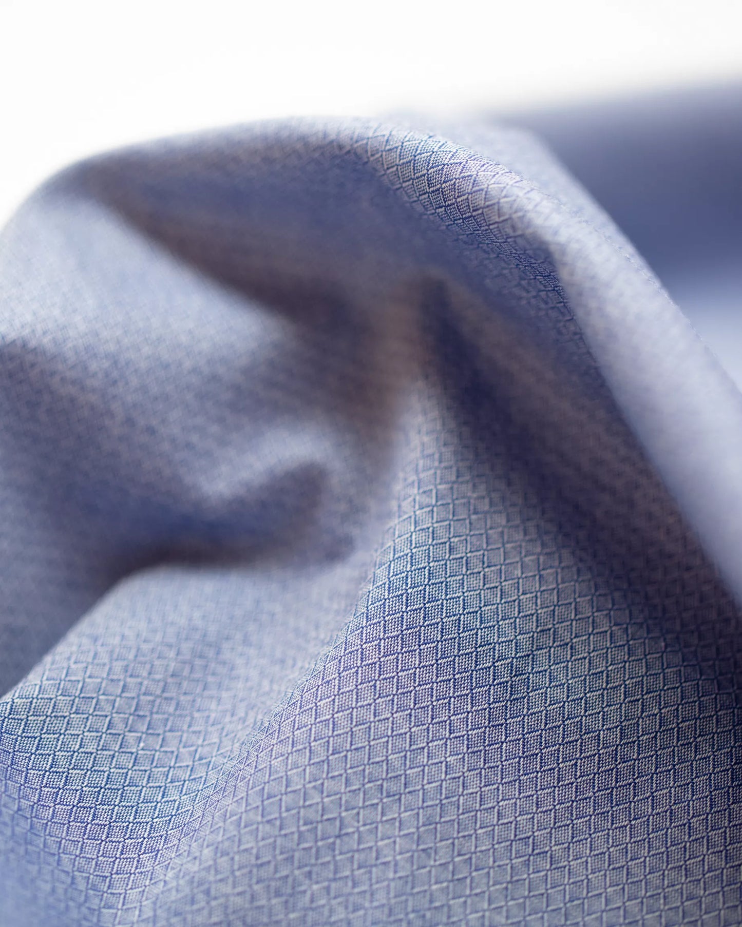 Robe bleue à motifs